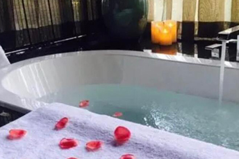 武汉江汉水疗池中的失重冥想：当身体学会漂浮